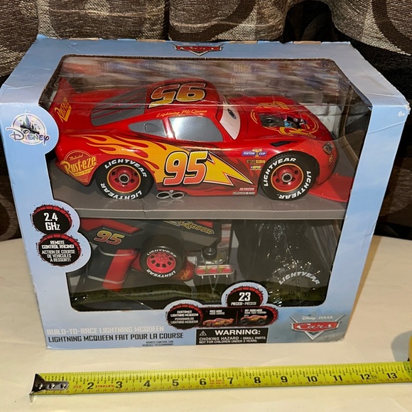 DISNEYPARKS PIXAR EXCLUSIVE - DISNEY PIXAR RC LIGHTNING MCQUEEN RC CAR - Picture 2 of 12